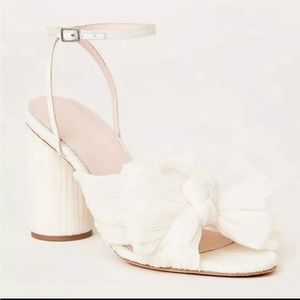 Cute perfect neutral bow sandals with ankle strap